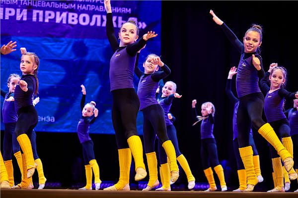 Танец детей в спортивной современной форме